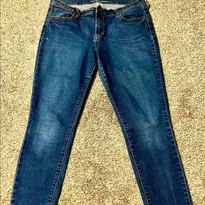 Dark wash mid- rise Old Navy Jeans, no rips